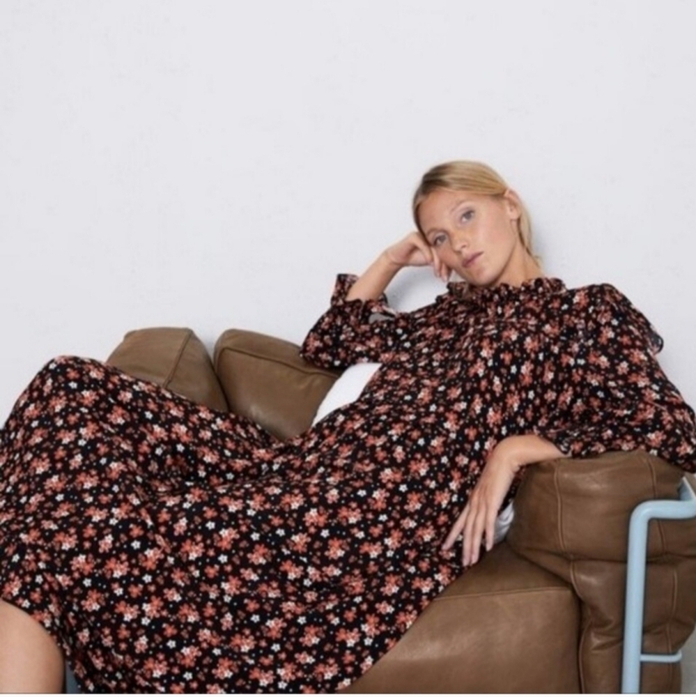Zara Black and Red Floral Long Sleeve Dress. 🍒